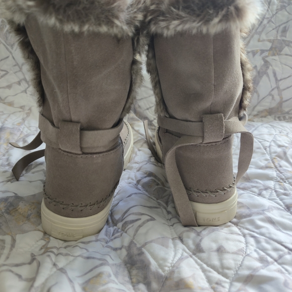Toms Tan Winter Boots with Faux Fur Trim - Picture 4 of 5